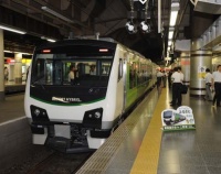 『ハイブリッド・リゾート車　HB-E300　上野駅へ』の画像