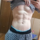 【画像】ワイ筋トレ歴半年、腹筋が割れて見え始める