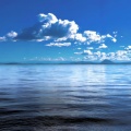 夏の青い湖