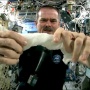 【動画】「宇宙で水を吸ったタオルを絞ったらどうなるの？」 →予想外の結果にｗｗｗｗｗｗ