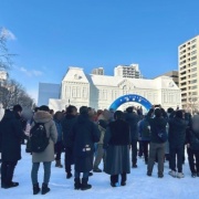 雪まつりの雪像と札幌市時計台