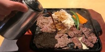 彼とステーキを食べに。ステーキ×2＋特製ソースポットが1つ運ばれてきた。当然ソースは2人分。次の瞬間、彼、自分のステーキにソース全掛け…。