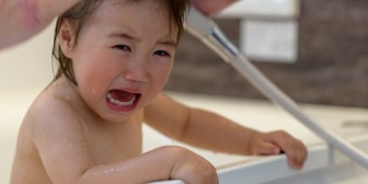 親戚の結婚式に赤ん坊を連れて行こうと突然言い出した夫。赤ん坊を物としか思っていないこの男とは別れることにした。