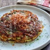 キャベツたっぷりなのに背徳感！カレー風味がクセになる【チーズカレーお好み焼き】
