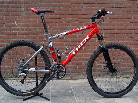 海外「日本など右ハンドルの国は自転車のブレーキも左右逆だった！」日本の自転車の特徴に対する海外の反応