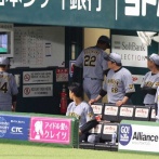 阪神、首位陥落
