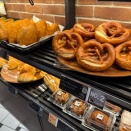 【大阪・梅田】グラングリーン大阪のNY発ベーカリーがオシャレ過ぎ...♡「TOM CAT BAKERY」のクロワッサン＆プレッツェルが美味しすぎた！