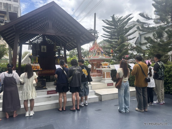 【法医学研究所の祠】　at　BTSサイアム駅近く　～最強の厄落とし！警察病院「法医学研究所」で棺桶寄付のタンブン～