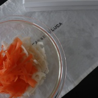 食感がクセになる！味見が止まらない美味しさ！レンジで簡単 時短、リピート必至のデリ風 蓮根サラダ