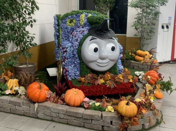 私市駅のトーマスがかぼちゃと秋色に包まれて、ハロウィン仕様になっている！