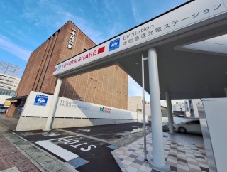 富山市本町に電気自動車急速充電スペース『本町EVステーション』とカーシェアリングサービス『TOYOTA SHARE 本町ステーション』併設施設がオープンしてる。
