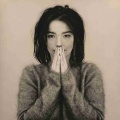 「爆イケたらこ！」〝超奇抜ファッション〟歌姫ビョークのDJプレイ写真にファン驚愕！「誰も勝てないぶっ飛ばし方」「ここまでくるともう芸人枠…」