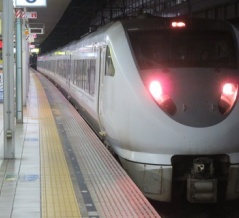 姫路駅で通勤特急 「らくラクはりま」 網干行きを撮る （発車標＆289系） 【2026年8月】