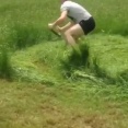 【海外の反応】男が大鎌（スキタ）一本で芝生を一気に刈り倒す動画に騒然「死神かよ」「腰がもう痛い」