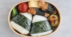 おにぎり弁当、長女のと次女のと。