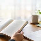 若手社員はどんな本を読むべき？元スタバCEOが語る「目の前の仕事から学ぶ」読書術