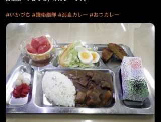 【画像】海上自衛隊、謎の直方体をご飯に出す