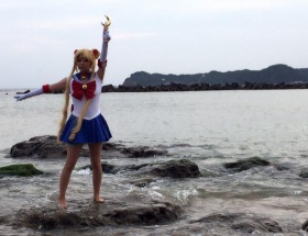 【画像】しょこたんがセーラームーンのコスプレ姿で自虐ネタ　「アプリで足を伸ばしてみたお」