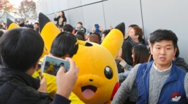 【韓国】ピカチュウに数千人殺到、公演中止に → 朝日新聞「日韓関係は冷え込んでいるが、韓国人は日本が大好き」