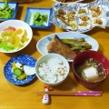 夜の芝生でヨガ