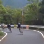 ヤビツ峠を爆速で下るロードバイク集団が危険すぎると話題に！ブラインドコーナーでイン寄せる自殺行為