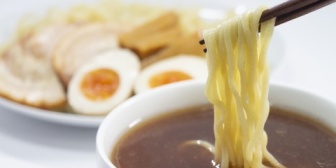 ラーメン屋で、後ろの席の子供にぶつかられて嫁のつけ麺がひっくり返った→嫁「弁償しろ、クリーニング代払え」