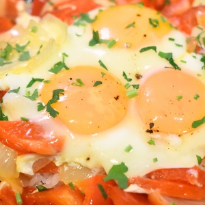 鮮やか♪パプリカ目玉焼き丼