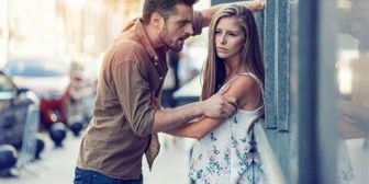 彼がすぐにキレるタイプで、しかもストーカー気質で、普通に別れたいと言っても別れてくれなくて困ってます…