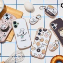 「iFace」から、カフェをテーマにした『PEANUTS』新デザインのスマホケースなどモバイルアクセサリーが登場。7月29日発売