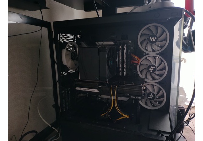 サイドガラスのゲーミングPCはどっち向きに置くのが正解なの？