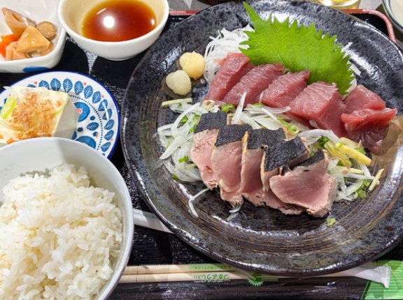 「インクルそーやぎ」の『釣り鰹のお刺身とたたき定食』（大和市上草柳）【やまとぴグルメ】