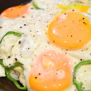 間違いない味♪目玉焼き丼