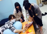 【画像】子どもたちにリカちゃん人形をおねだりされている小林香菜ｗｗｗ