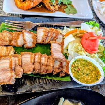 タイの皮付き豚肉のカリカリ揚げ「ムーコップ」（タイ現地と大阪で。ガパオ炒めでも美味）