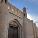 ヒヴァの壁に刻まれた、遥かなる「火の教え」の残照