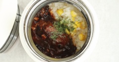 煮込みハンバーグととうもろこしご飯