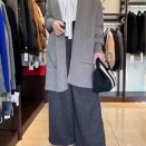 大人の品格を纏う。 柔らかグレージュ×ワイドパンツの洗練コーデ