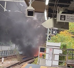 「爆発音と炎に乗客パニック！」井の頭線 井の頭公園駅～吉祥寺駅間で線路火災 2025.11.8