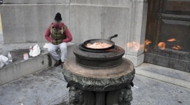 【ベルギー】不法移民が無名戦士の墓の永遠の炎で卵を焼く…ネット「共生は失敗した。世界に成功事例は無い」