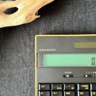 【PR】チョコが苦手な方にもオススメ♪ミズナラ香るジャパニーズウイスキーとオシャレamadanaの板チョコみたいな電卓