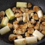 『鶏肉と長ねぎ・鶏皮と焼いても美味しい』の画像