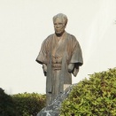 「浪花節だよ人生は」「麦と兵隊」「岸壁の母」の作詞家 藤田まさとの銅像　細江小学校　(静岡県牧之原市(旧榛原郡榛原町)細江1260)
