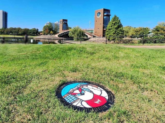 『環水公園』や『YKK AP ARENA』周辺にデザインマンホール設置！富山市に『富山グラウジーズ』デザインマンホール出現！