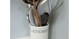 妻がフライパンの油を拭くのに使ったペーパーをシンクのゴミ袋(スーパーの袋)に捨てる時、菜箸でそのまま少し中に入れてたんだが…