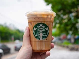 女性ウーバーさん、コーヒーを溢しちゃうも許される