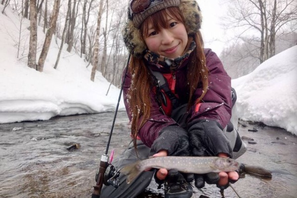私はベイトロッドで釣りに行く 釣りガール