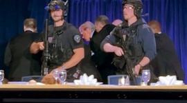 【米国】バーでトランプの記者会見が流れていたが、左翼の女性たちはトランプが殺されなかったことにめっちゃガッカリしていてずっとテレビに中指を立てていた