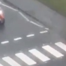 こんなナイスガイに俺もなりたい。親切なバイカーがおばあさんのために横断歩道で立ち止まる。海外の反応