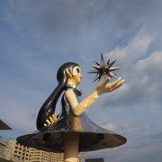 兵庫県立美術館の大階段と「sun sister」 ／兵庫県神戸市中央区脇浜