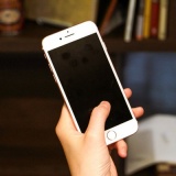 スマホでこういう持ち方してるやつ、今すぐやめろｗｗｗｗｗｗ(画像ｱﾘ)